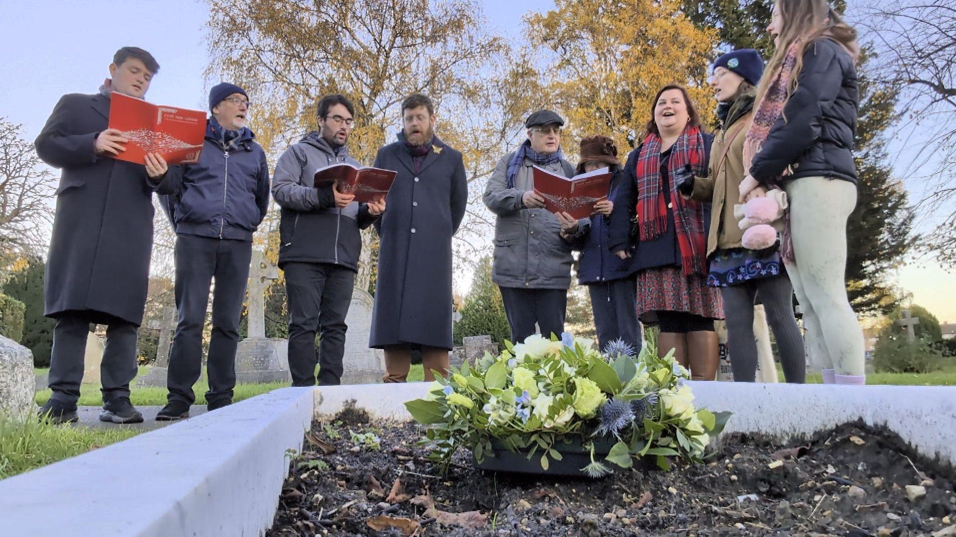 Buill na Còisir mun uaigh