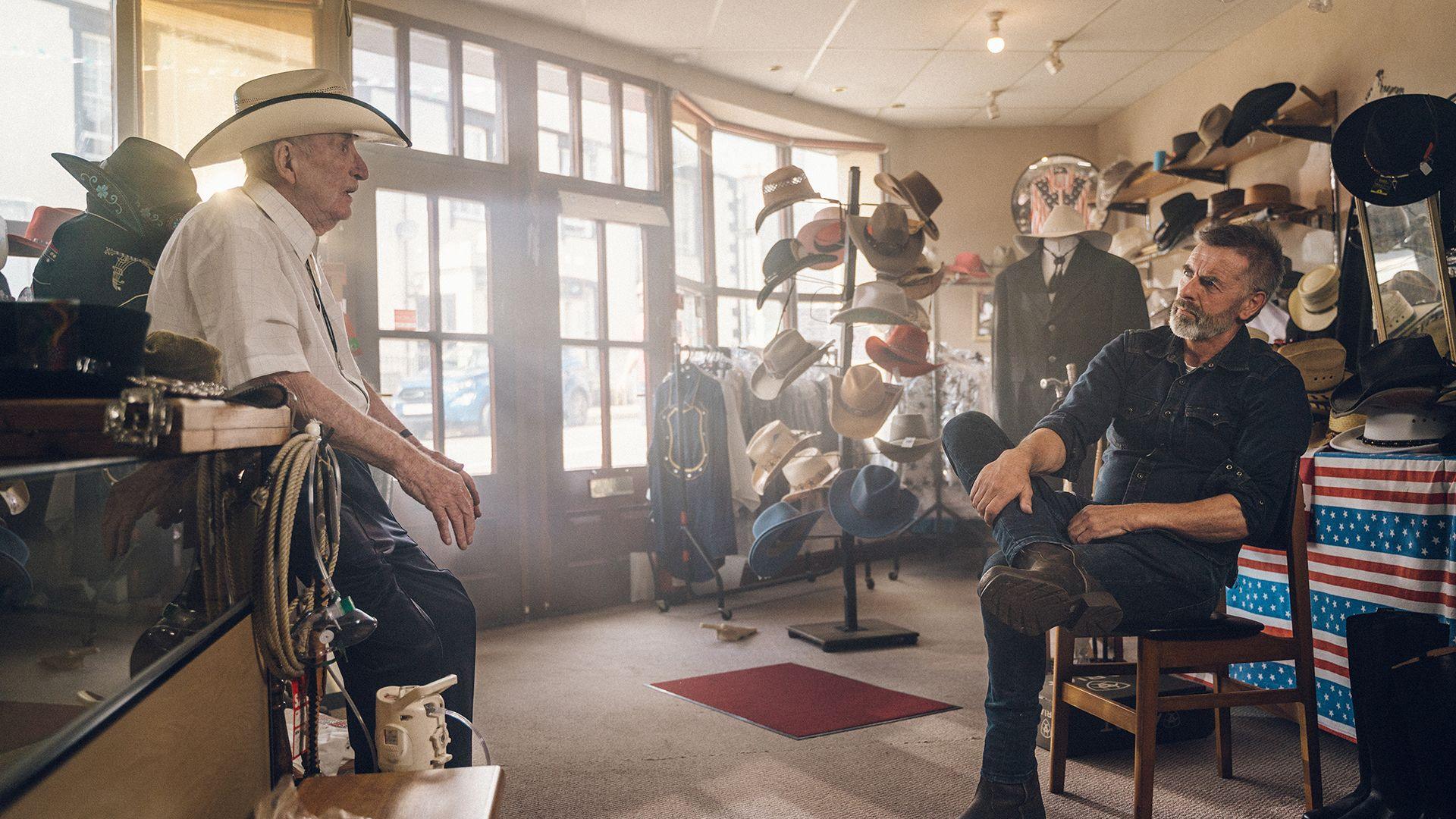 Wil Tan gyda dyn efo het cowboi am ei ben