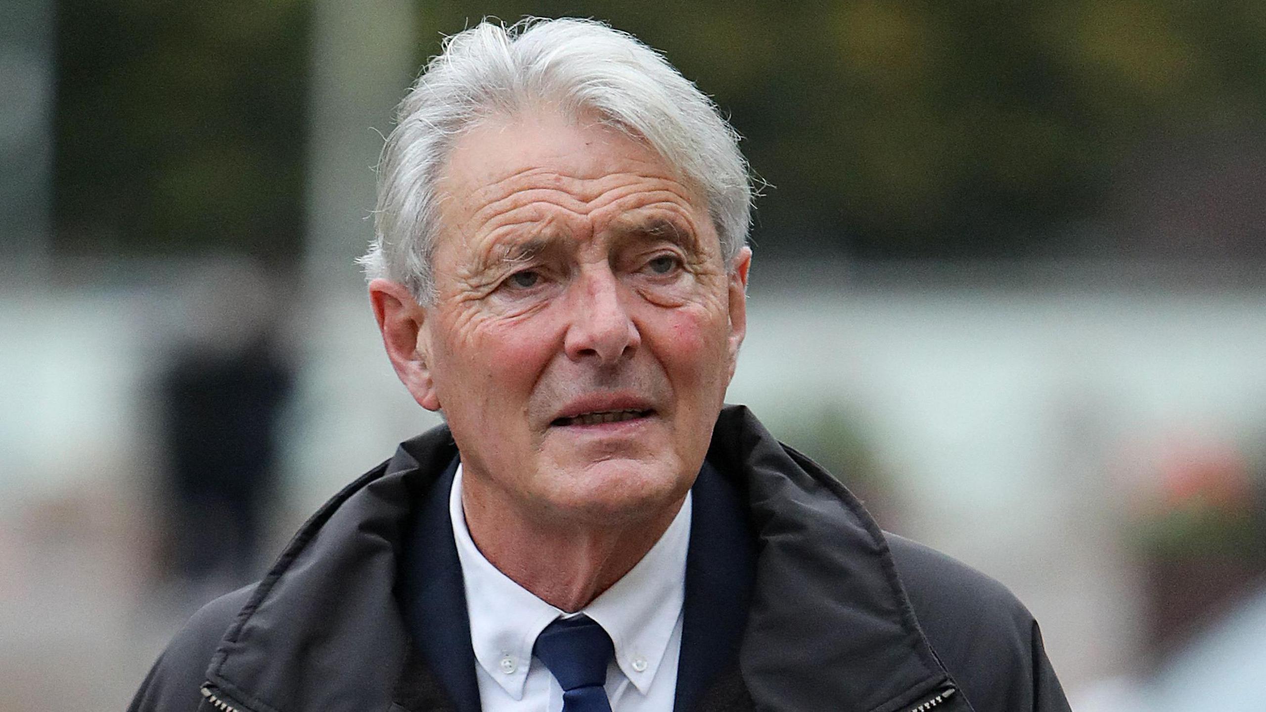 David Henderson yn cyrraedd llys yn ystod yn achos cyfreithiol yn ei erbyn