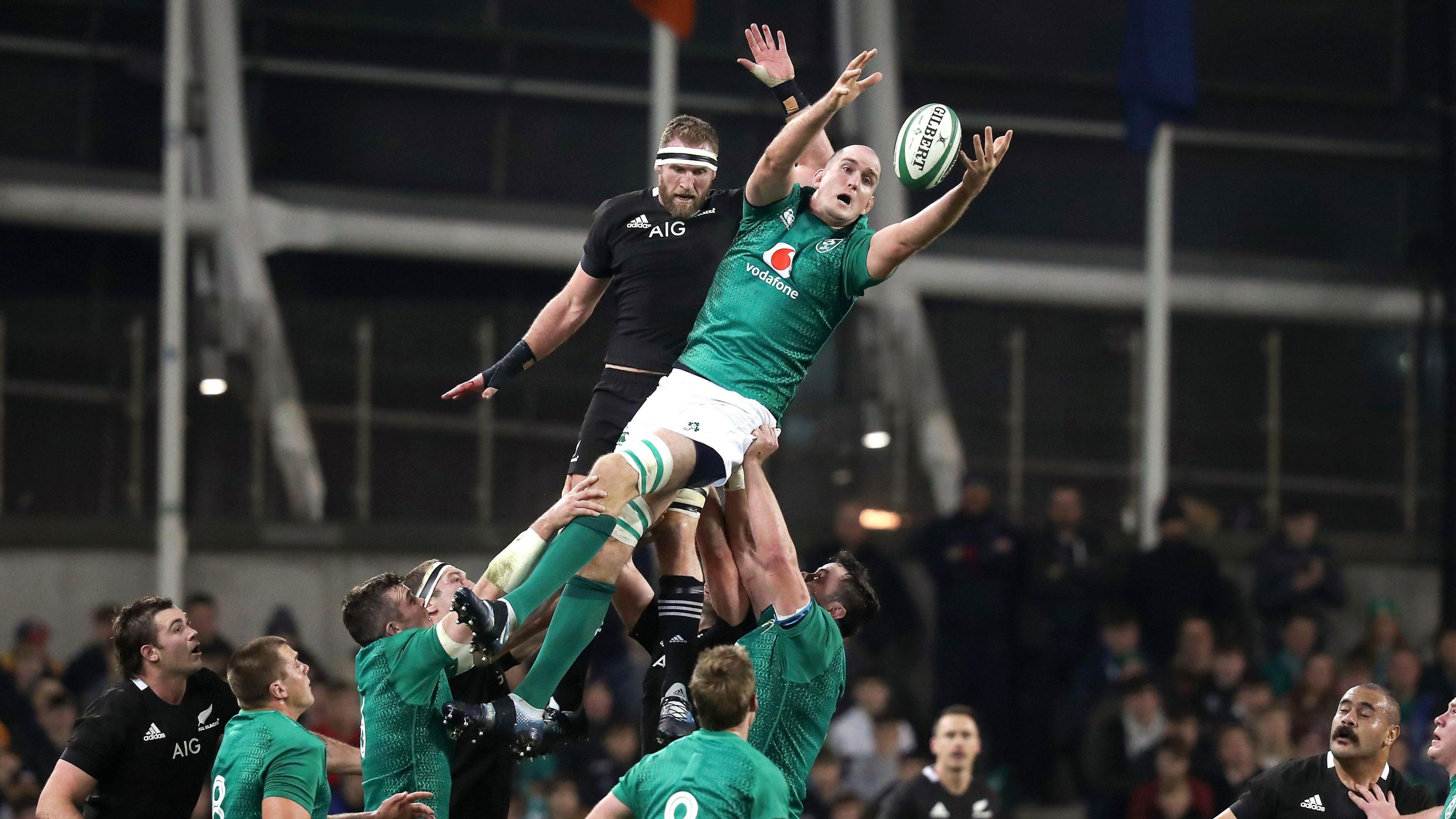 Devin Toner wins a line out
