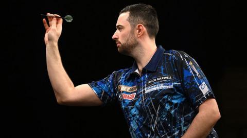 Luke Humphries throwing a dart