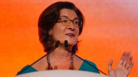 Llun o Eluned Morgan yn agor yr Uwch-gynhadledd Fuddsoddi gyntaf yng Nghasnewydd