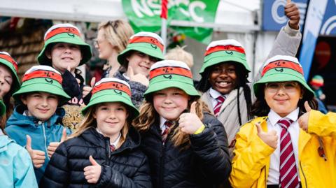 Plant gyda hetiau Mr Urdd