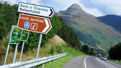 A road sign showing Ballachulish.