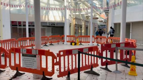 Safety barriers inside a shopping centre