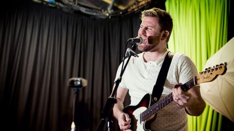 Daniel Lloyd yn canu