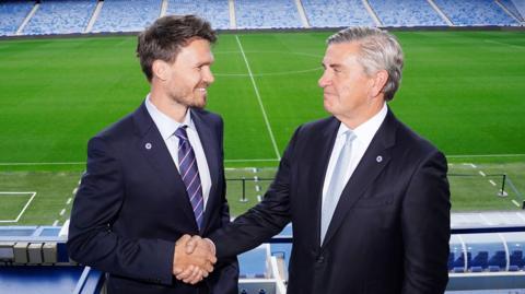 Danny Rohl shakes hands with Rangers chairman Andrew Cavenagh
