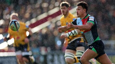 Marcus Smith passes the ball for Harlequins