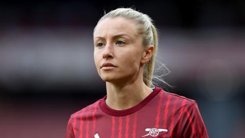 Leah Williamson warms up for Arsenal
