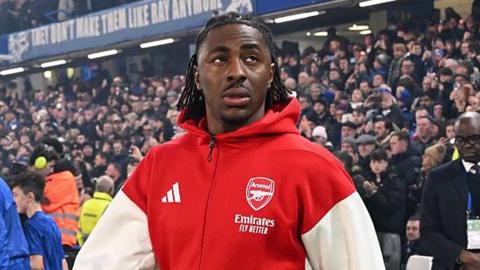 Eberechi Eze walking out onto Stamford Bridge in his Arsenal training kit
