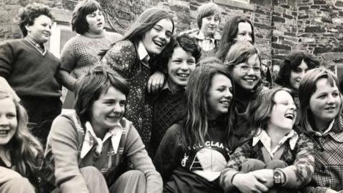 Plant a phobl ifanc yn chwerthin