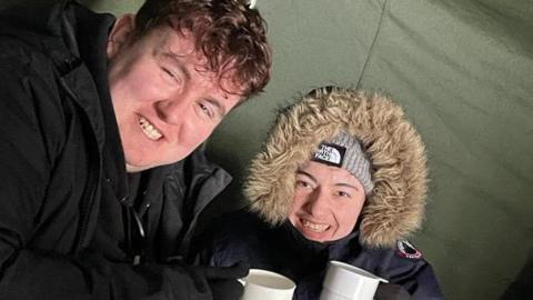 Reece (chwith) a Zack (dde) ar daith i'r Ffindir yn 2023