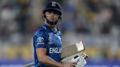 England batter Heather Knight looks disappointed after getting out against South Africa at the Women's World Cup