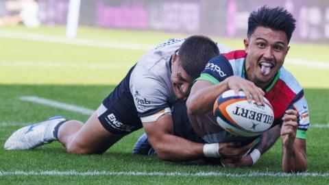Marcus Smith scores a try for Harlequins against Saracens