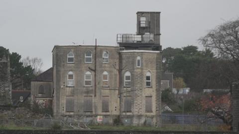 Hen safle ysbyty Aberteifi