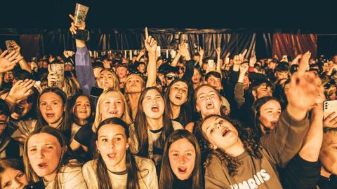 Y dorf mewn gwyl gerddorol