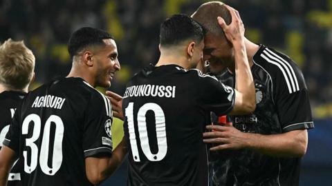 Andreas Cornelius (r) celebrates his winner