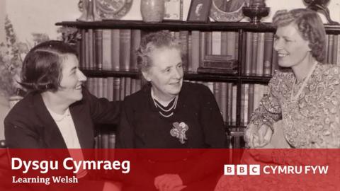 Elizabeth Andrews, yn y canol