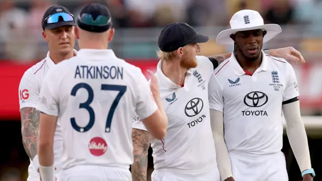 Ben Stokes speaks with Jofra Archer during second Test