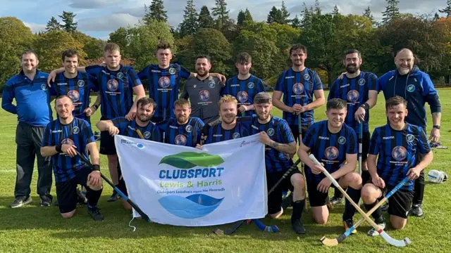 Camanachd Leòdhais le bratach Clubspòrs Leòdhais is na Hearadh.