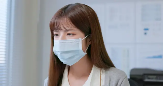 Woman wearing a face mask