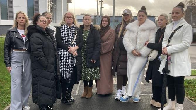 Teuluoedd Eve Smith a Darcy Ross