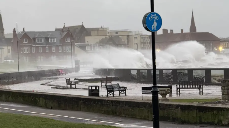 Tuinn na mara a' bualadh air beingean agus slighean-coiseachd san Truthail