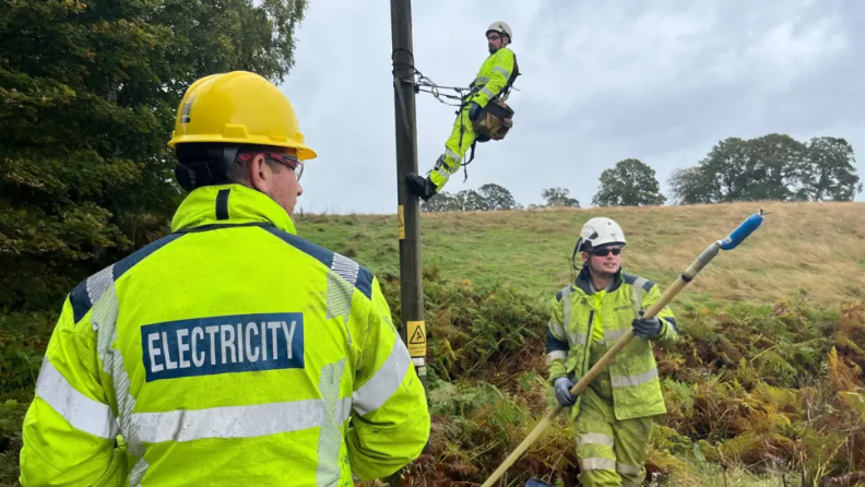 Luchd-einnseanairidh SSEN a' càradh loidhnichean