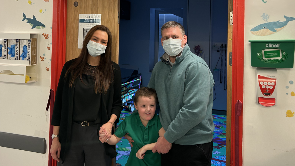 Gemma a Robert yn sefyll gydag Ellis y tu allan i'r ystafell drochi