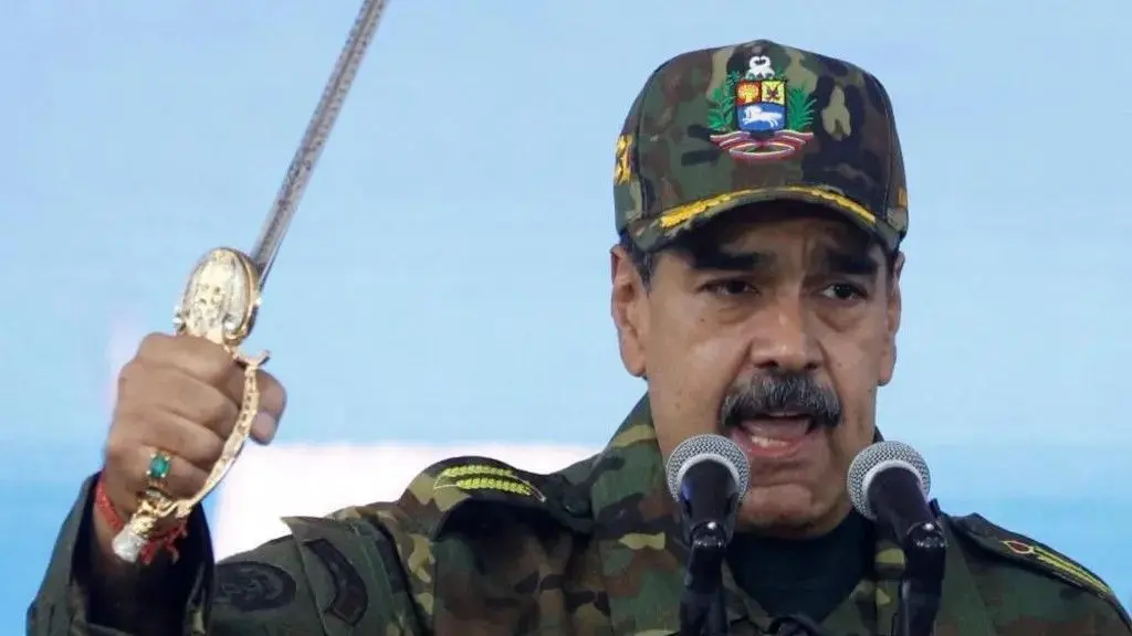 Maduro com roupa militar segurando uma espada