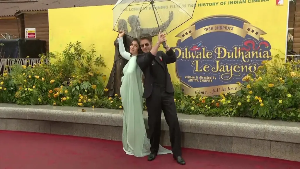 شاهرخ خان و کاجول از مجسمهشان در لندن رونمایی کردند