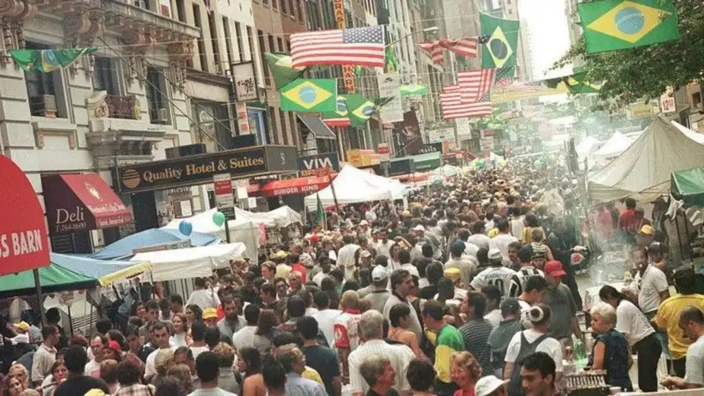 Rua 46 em Nova York repleta de pessoas e bandeiras do Brasil
