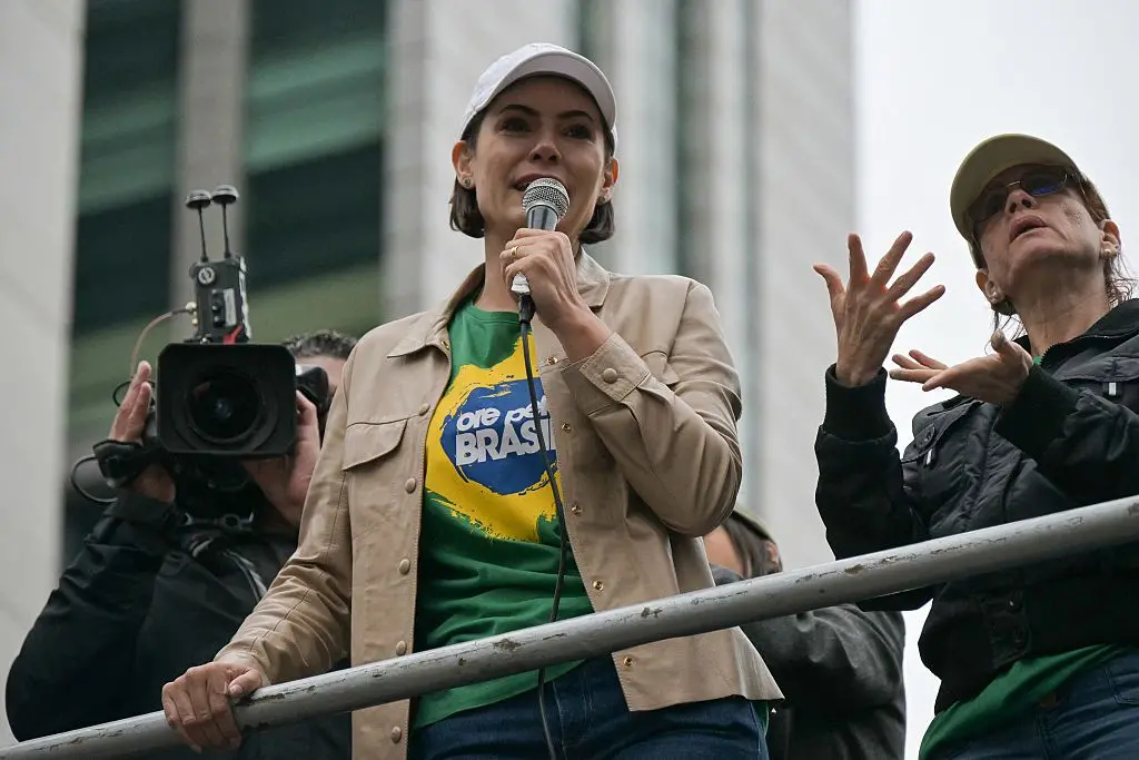 Michelle Bolsonaro em cima de um palanque falando ao microfone