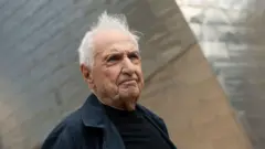 L’architecte canado-américain Frank Gehry pose devant le musée Guggenheim de Bilbao lors de la célébration de son 25e anniversaire dans la ville basque de Bilbao, le 17 octobre 2022. (Photo ANDER GILLENEA/AFP via Getty Images)