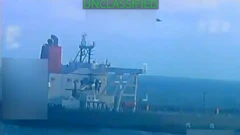 Imagem de baixa qualidade, feita aparentemente por câmera de monitoramento, mostra petroleiro no mar