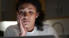 Wata mace na kallon allon komfuta cikin damuwa