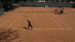 صورة للاعبة المصرية هاجر عبد القادر داخل ملعب تنس خلال مشاركتها في إحدى مباريات البطولة الدولية بنيروبي بكينيا، حيث تظهر وهي تلوح بالمضرب في الهواء استعدادًا لضرب الكرة وإرسالها نحو منافستها الألمانية.