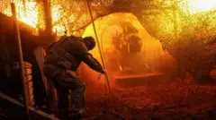 최전선의 우크라이나 군인이 러시아군을 향해 자주포를 발사하는 모습