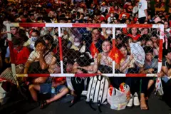 Người dân theo dõi lễ kỷ niệm 50 năm kết thúc Chiến tranh Việt Nam tại TP HCM