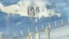 हेलिकप्टरबाट अमेरिकी सेना उत्रँदै