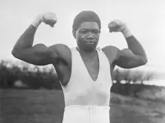 Légende originale) 3/1923-Dublin, Irlande : Siki, au combat, montre ses muscles impressionnants.