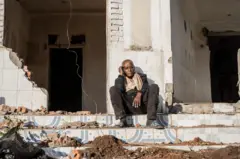 ተክዘው የተቀመጡ ሰው