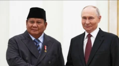 इंडोनेशिया के राष्ट्रपति प्रबोवो सुबियांतो (बाएं) रूस के राष्ट्रपति व्लादिमीर पुतिन से हाथ मिलाते हुए