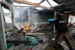 เจ้าหน้าที่ตำรวจเข้าตรวจสอบเหตุระเบิดใส่อาคารบ้านเรือนประชาชนบริเวณแนวชายแดนพื้นที่พนมดงรัก จ.สุรินทร์ ได้รับความเสียหาย โดยเป็นผลจากการระดมยิงของฝ่ายกัมพูชาอย่างหนักตั้งแต่เช้าที่ผ่านมา เมื่อ 11 ธ.ค. 2568