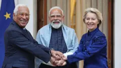 মুক্ত বাণিজ্য চুক্তি চূড়ান্ত হওয়ার পরে হাত মিলিয়েছেন ভারতের প্রধানমন্ত্রী নরেন্দ্র মোদী (মাঝে), ডান দিকে ইউরোপীয় কমিশনের প্রেসিডেন্ট উর্সুলা ভন ডের লেয়ন এবং বাঁয়ে ইউরোপীয় কাউন্সিলের প্রেসিডেন্ট এন্তোনিয়ো লুই সান্তোস দ্য কোস্টা