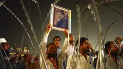 इमरान खान और पाकिस्तान सेना पर वरिष्ठ पत्रकार वुसतुल्लाह ख़ान की ख़ास टिप्पणी