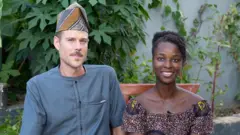 Tọkọtaya naa ti wọn wọ aṣọ Yoruba.