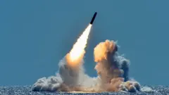 Một tên lửa Trident II D5 không mang đầu đạn được phóng thử từ tàu ngầm mang tên lửa đạn đạo lớp Ohio của Hải quân Mỹ, USS Nebraska, ngoài khơi bang California (Mỹ), ảnh chụp ngày 26/3/2018