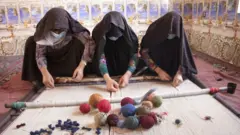 زنان افغانستان در حال بافتن قالین