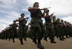 Militares venezuelanos com armas